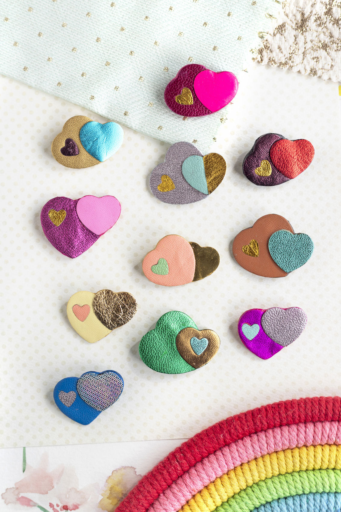 Broches Coeurs entrelacés en cuir multicolores
