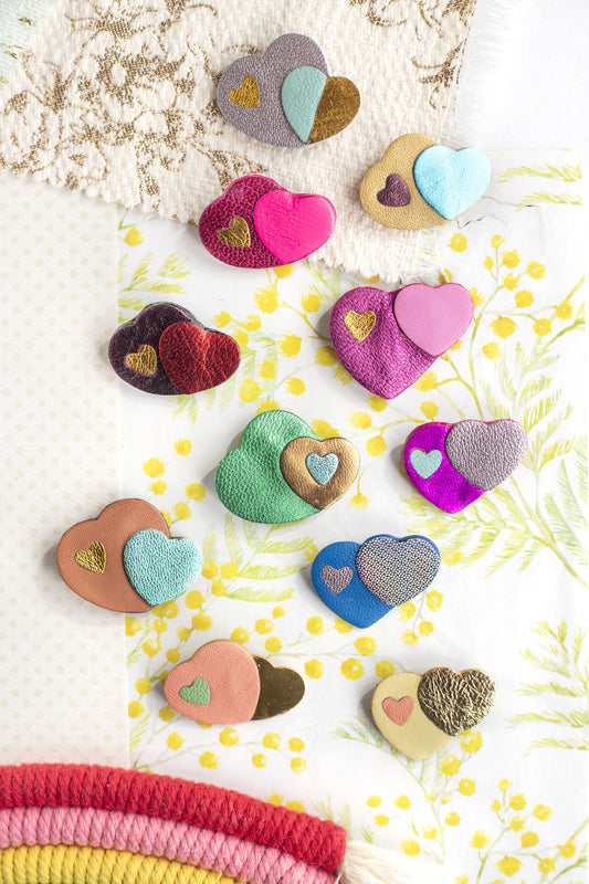 Broches Coeurs entrelacés en cuir multicolores