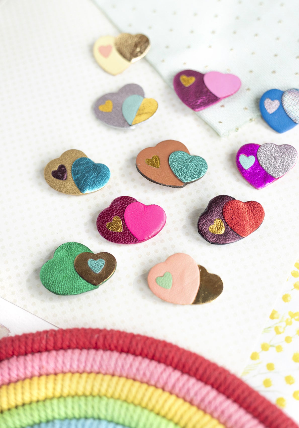 Broches Coeurs entrelacés en cuir multicolores