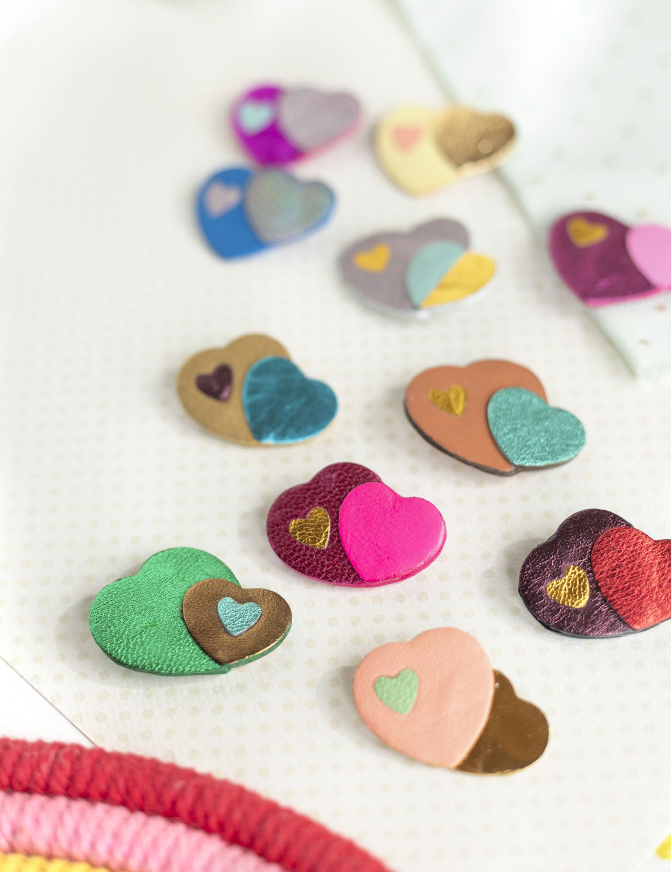 Broches Coeurs entrelacés en cuir multicolores