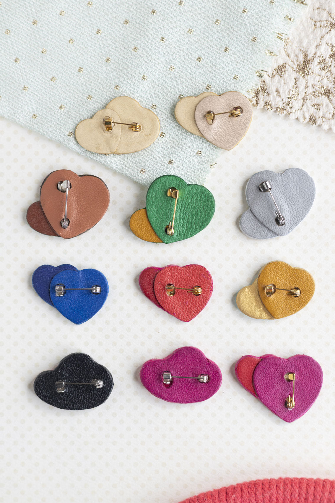 Broches Coeurs entrelacés en cuir multicolores