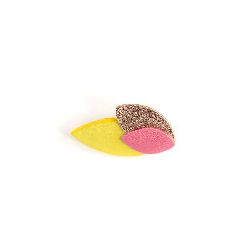 Broche Feuilles en cuir jaune et doré