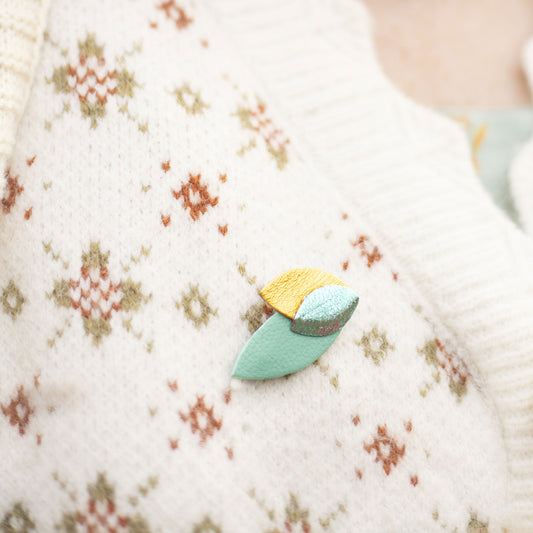 Broche Feuilles en cuir jaune et doré