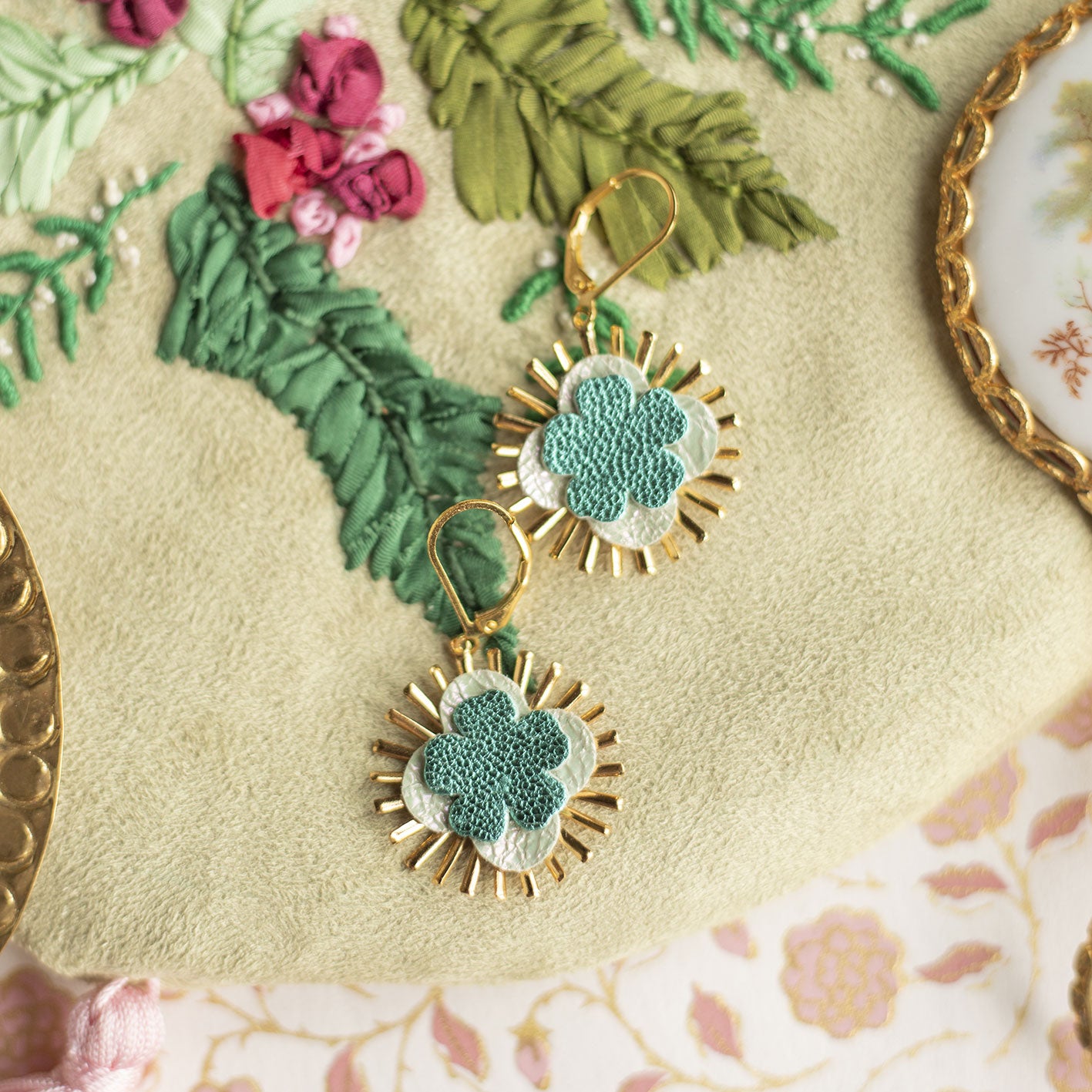 Boucles d'oreilles Romy- Fleur turquoise sur soleil doré - Bijou baroque
