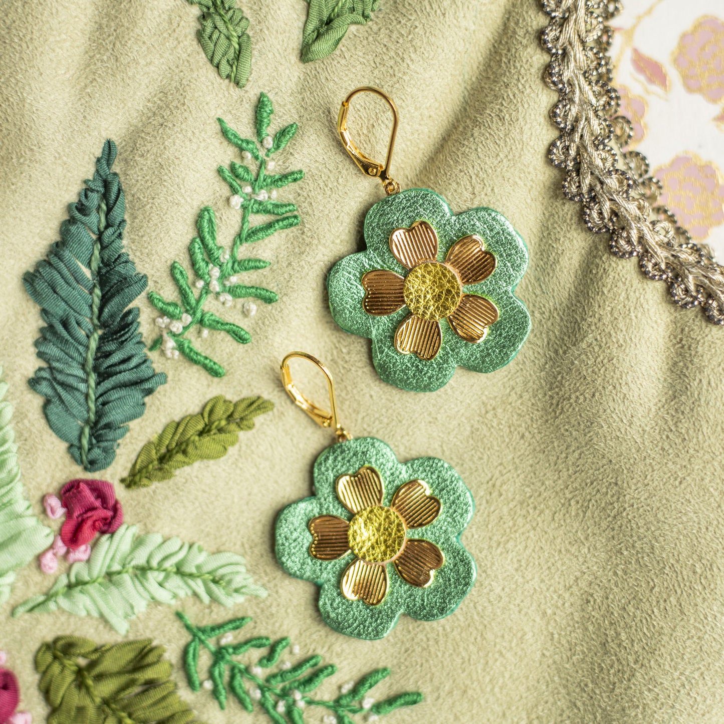Boucles d'oreilles Florine- Double fleur verte et or en cuir recyclé