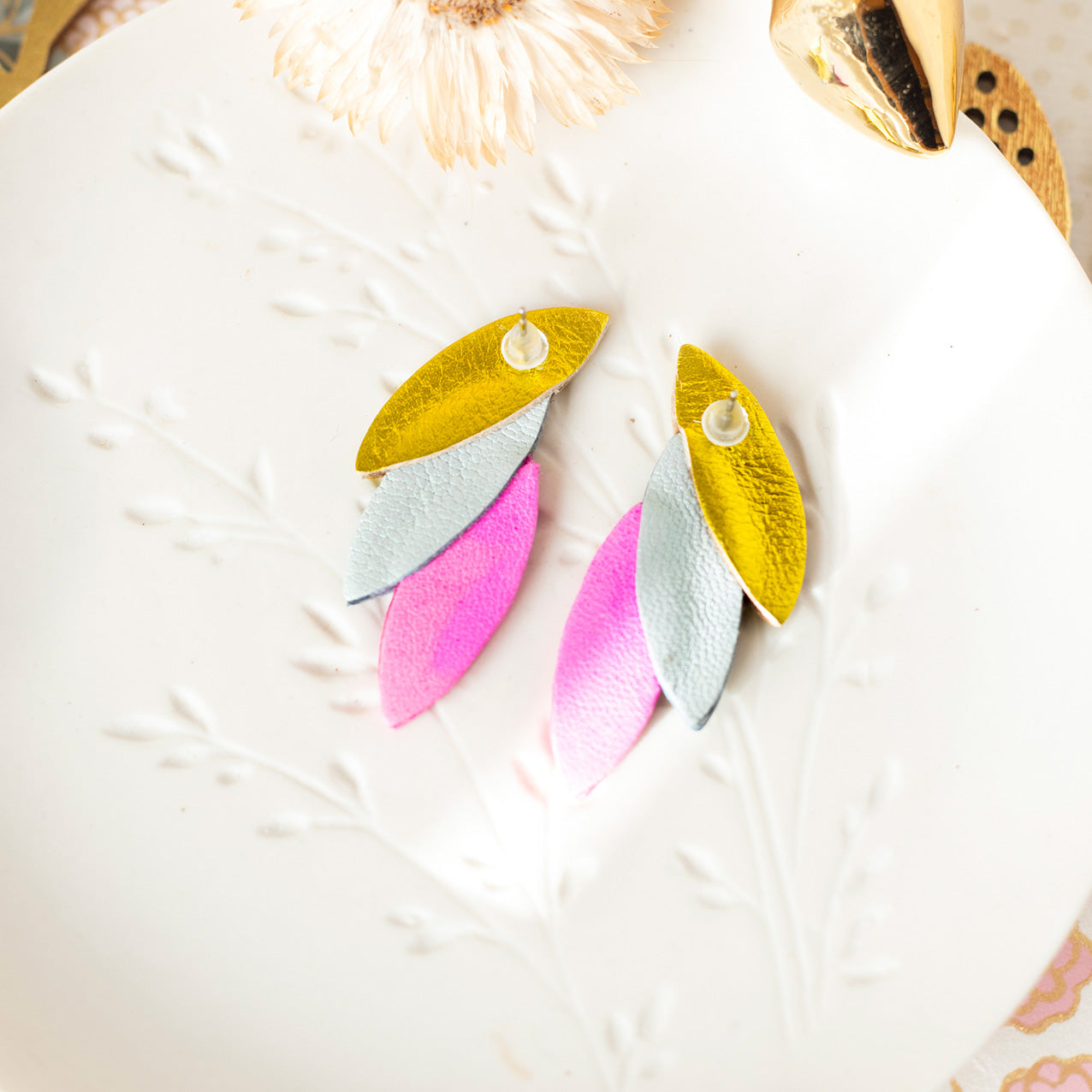Boucles d'oreilles puces en cuir chartreuse métallisé, bleu opalin, rose fuchsia