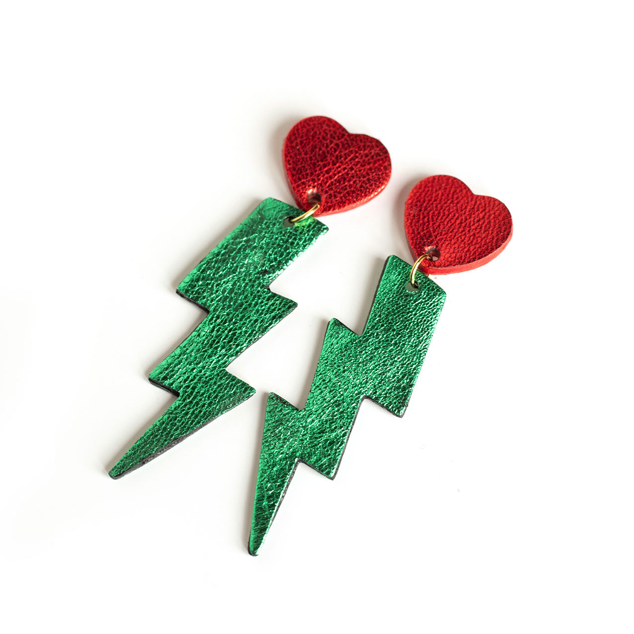 Boucles d'oreilles puces éclairs en cuir vert métallisé et coeurs rouges