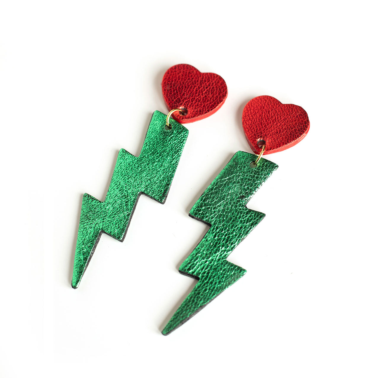 Boucles d'oreilles puces éclairs en cuir vert métallisé et coeurs rouges