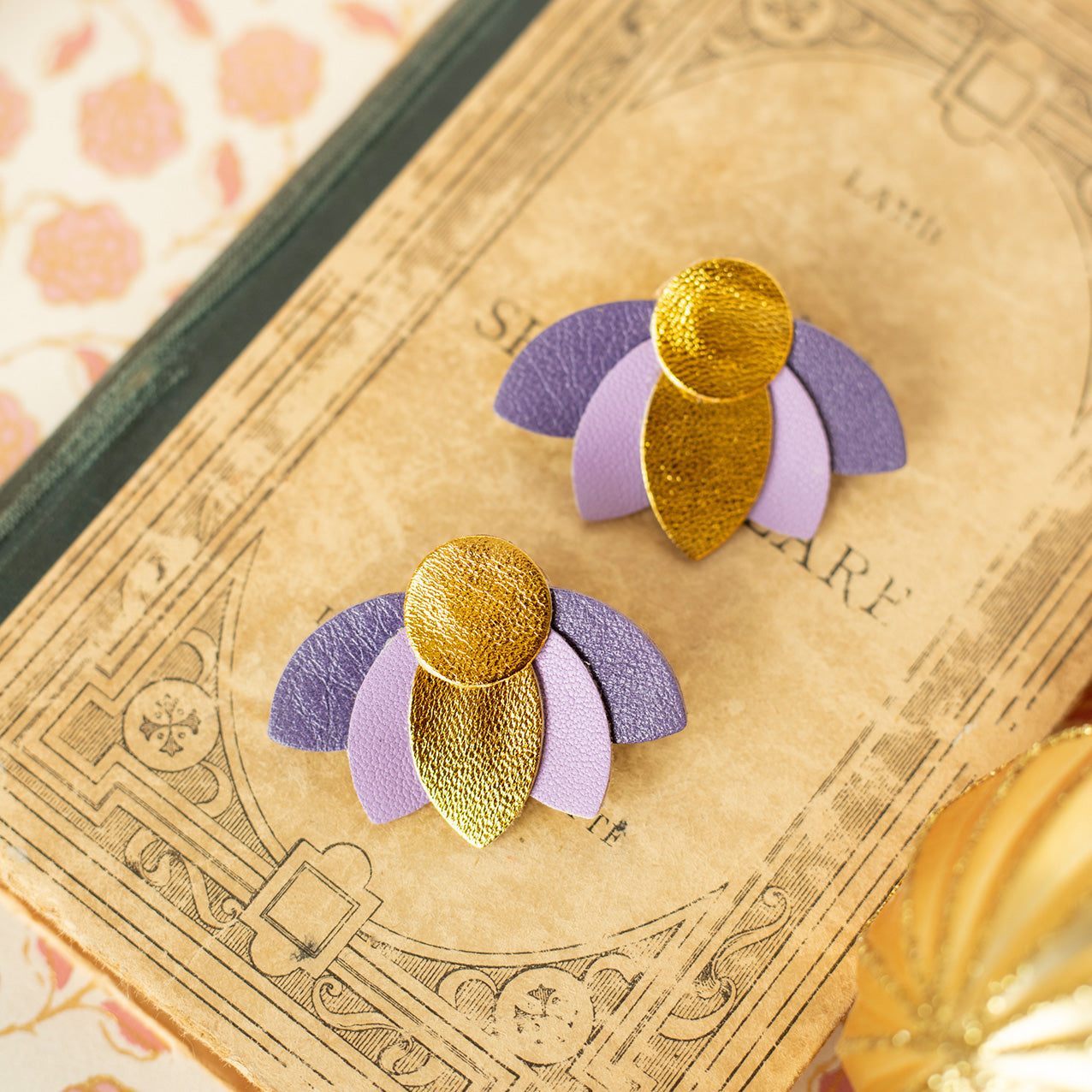 Boucles d'oreilles puces Grandes Fleurs de Lotus - doré, parme et violet améthyste