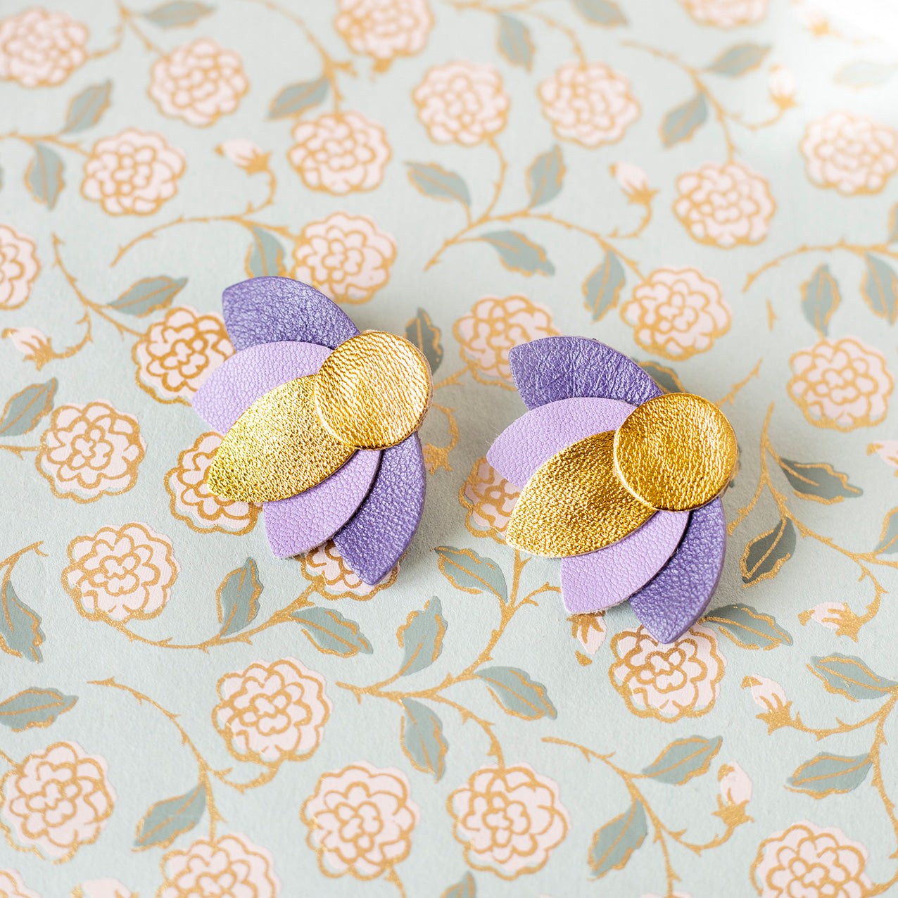 Boucles d'oreilles puces Grandes Fleurs de Lotus - doré, parme et violet améthyste