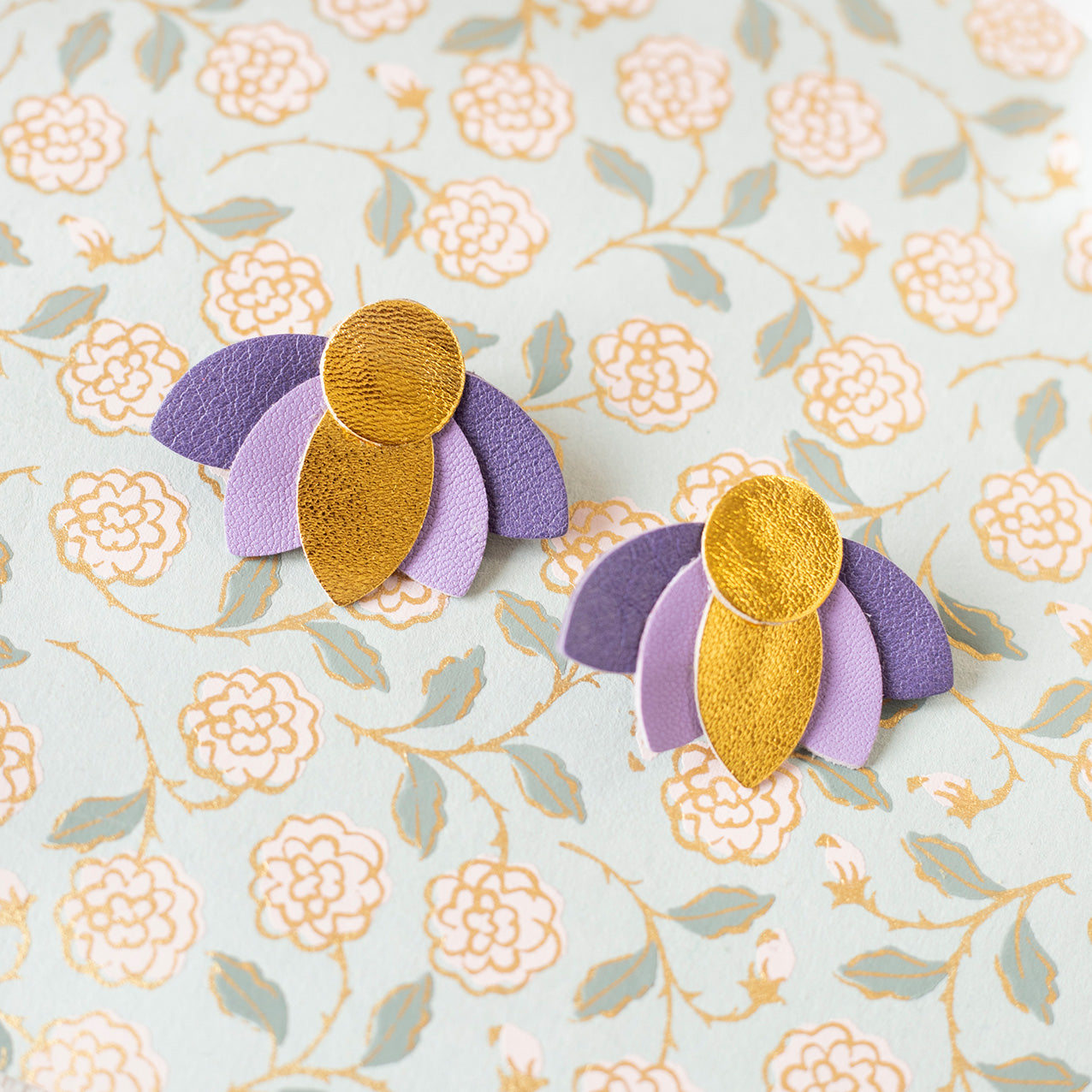 Boucles d'oreilles puces Grandes Fleurs de Lotus - doré, parme et violet améthyste