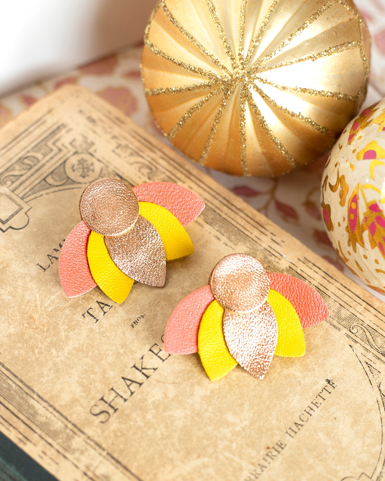 Boucles d'oreilles puces Grandes Fleurs de Lotus - or rose, jaune, rose incarnat