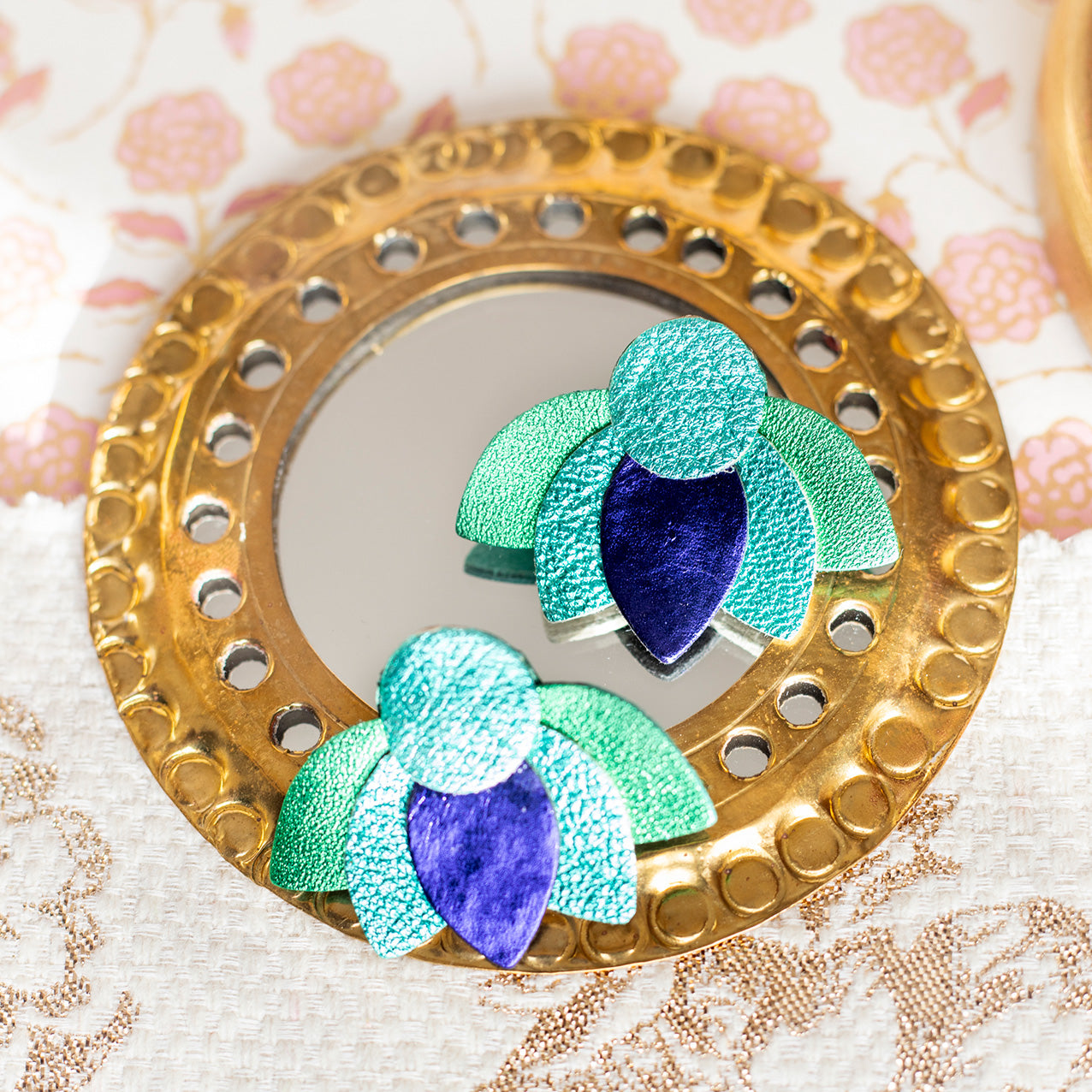Boucles d'oreilles puces Grandes Fleurs de Lotus - violet, turquoise métallisé, vert métallisé