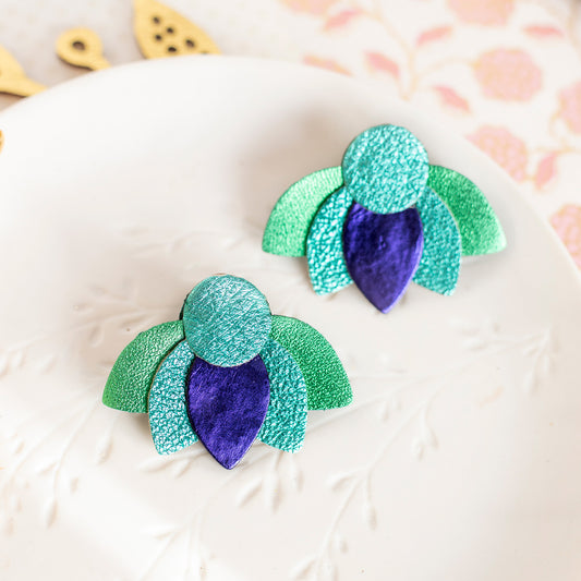 Boucles d'oreilles puces Grandes Fleurs de Lotus - violet, turquoise métallisé, vert métallisé