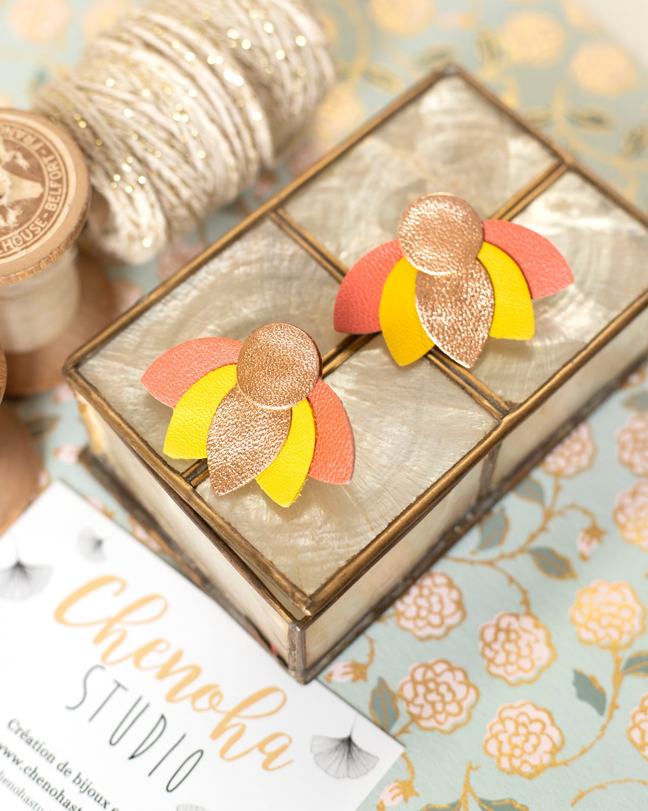 Boucles d'oreilles puces Grandes Fleurs de Lotus - or rose, jaune, rose incarnat