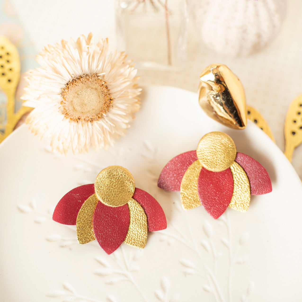 Boucles d'oreilles puces Grandes Fleurs de Lotus - rouge Bordeaux et doré