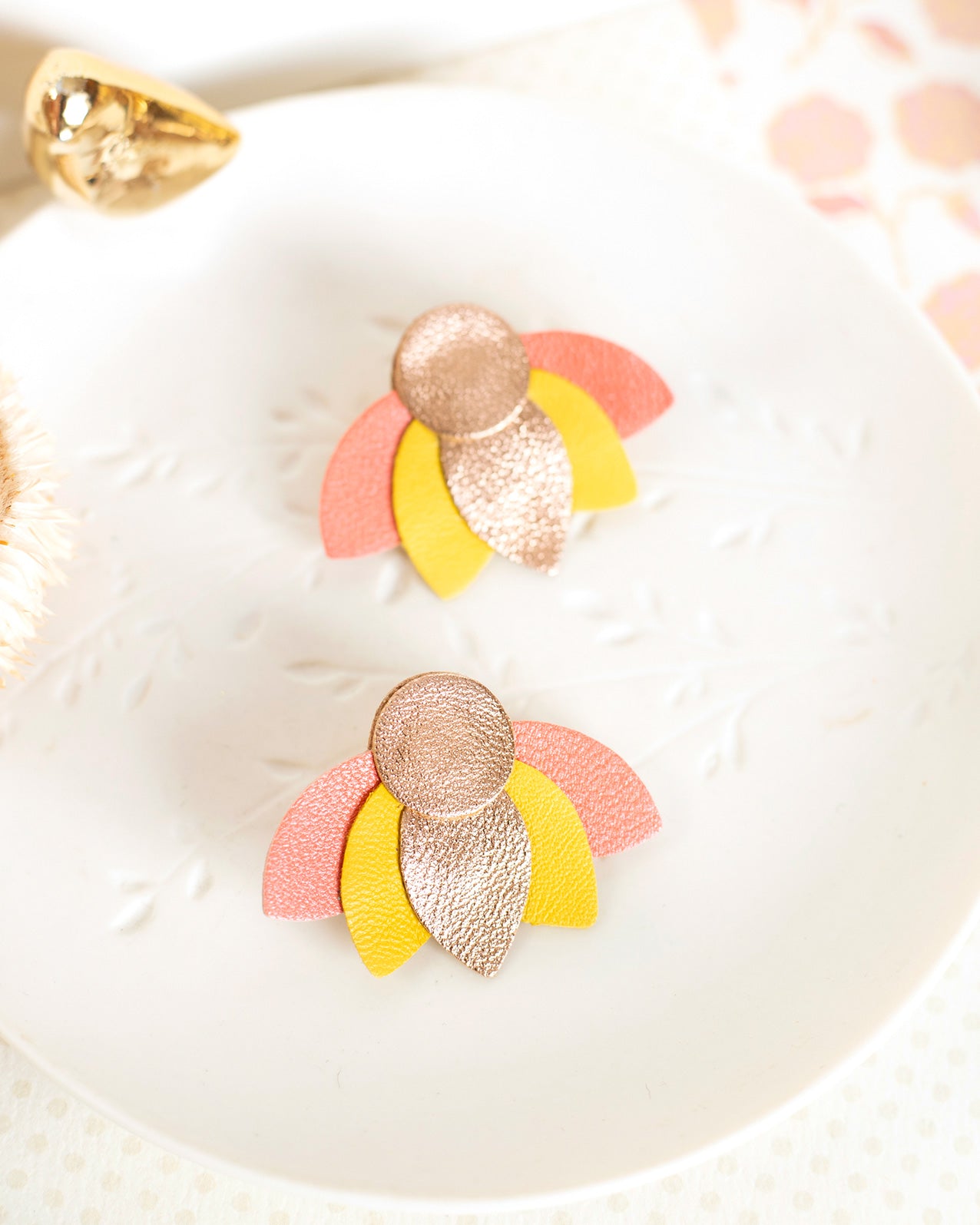 Boucles d'oreilles puces Grandes Fleurs de Lotus - or rose, jaune, rose incarnat