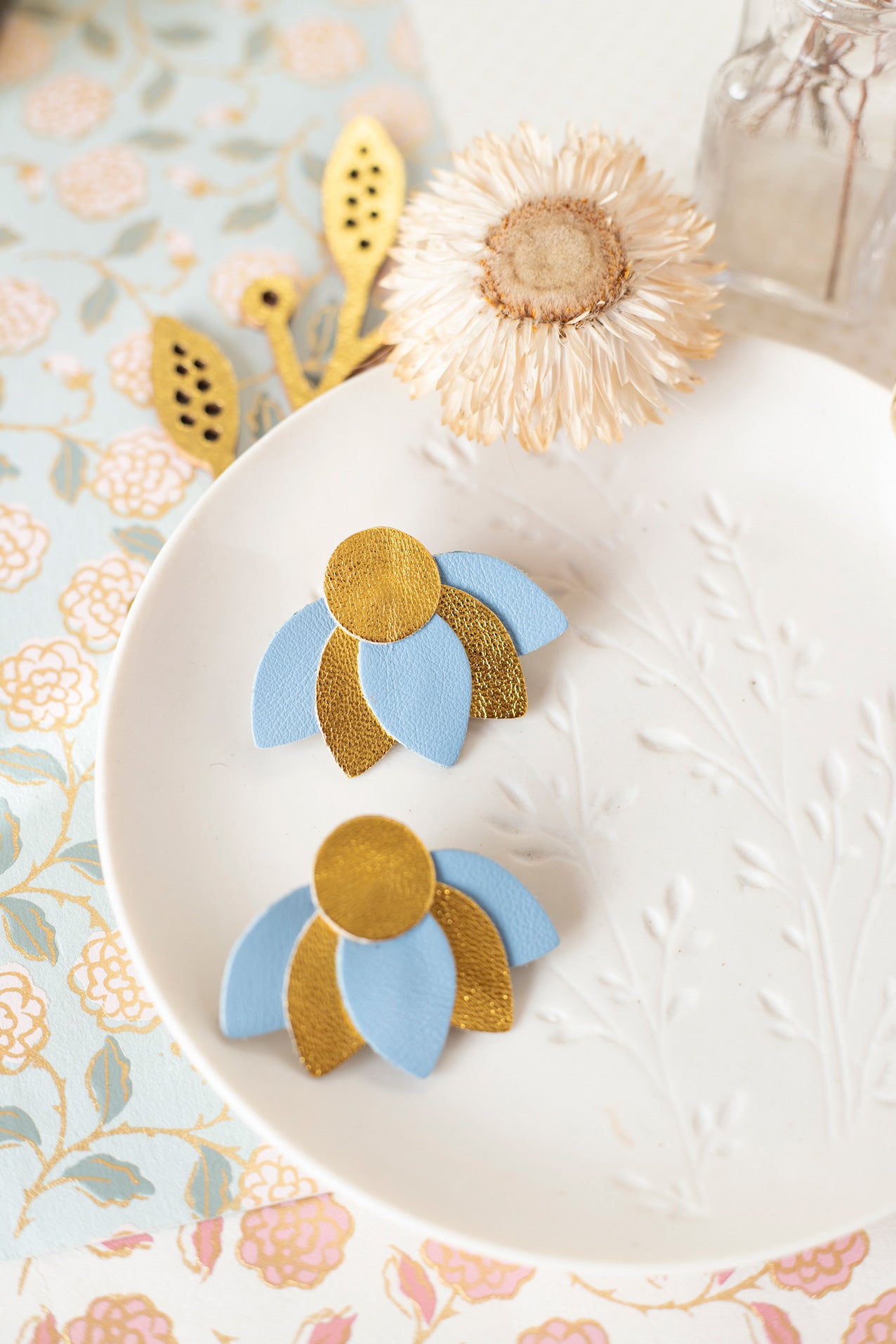 Boucles d'oreilles puces Grandes Fleurs de Lotus - bleu ciel et doré