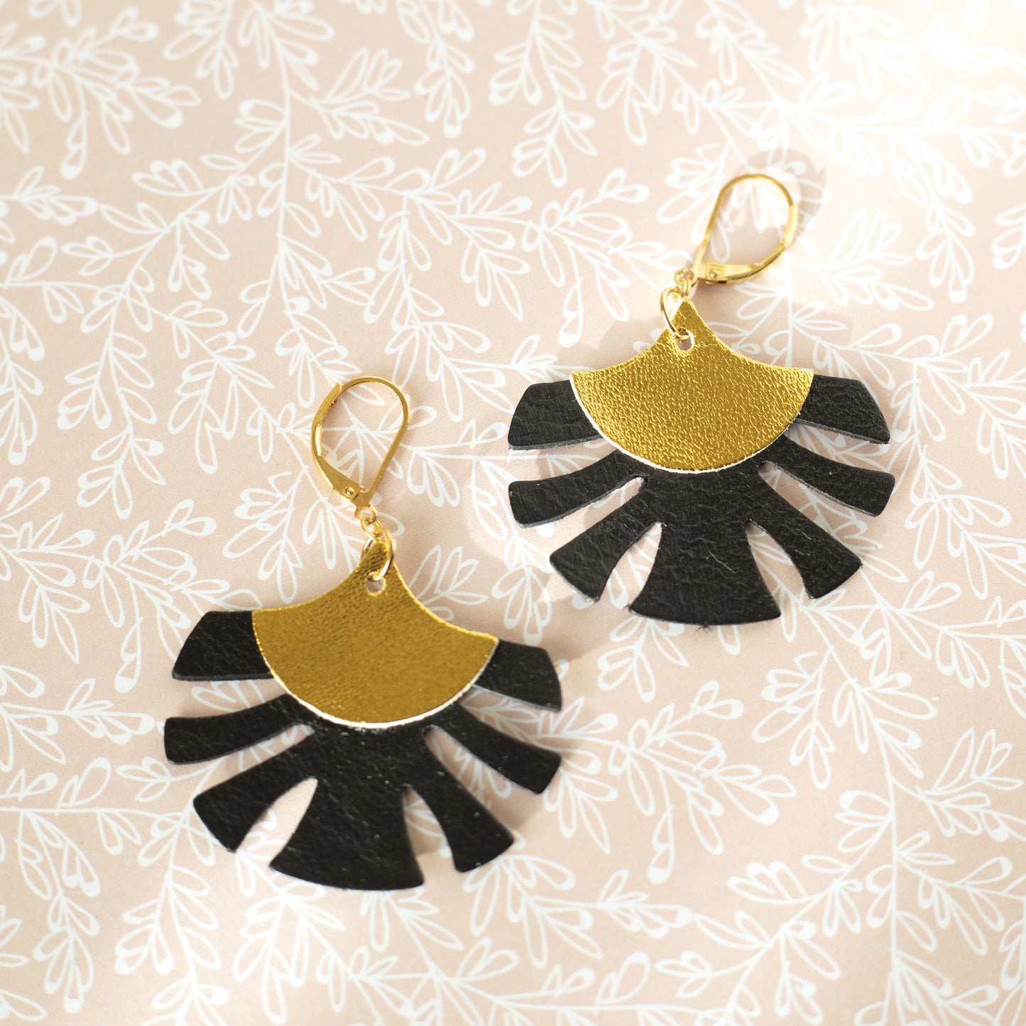 Boucles d'oreilles bijoux cuir dorés et noirs design original Chenoha Studio