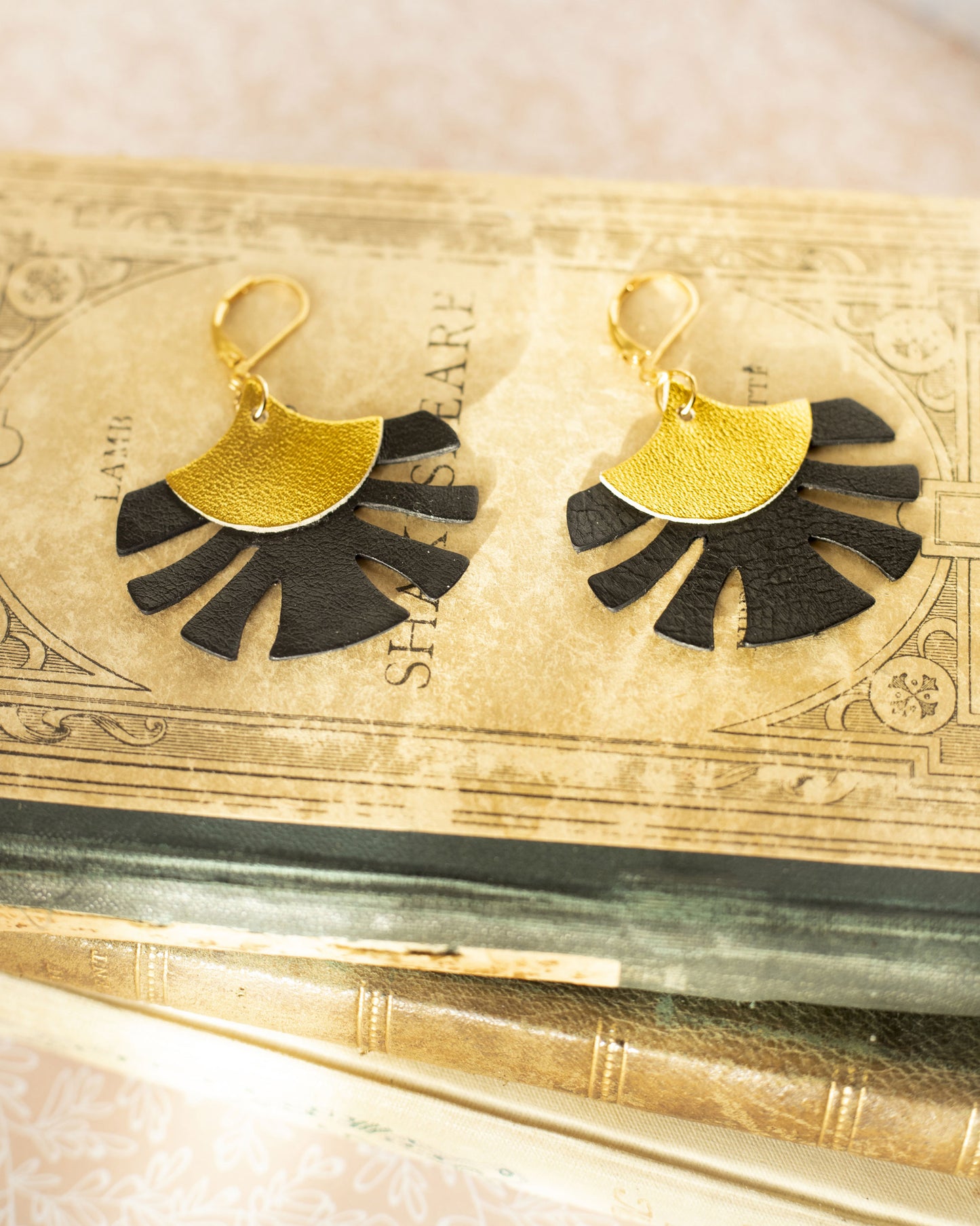 Boucles d'oreilles Chenoha Studio bijoux cuir dorés et noirs avec design élégant en forme d'éventail