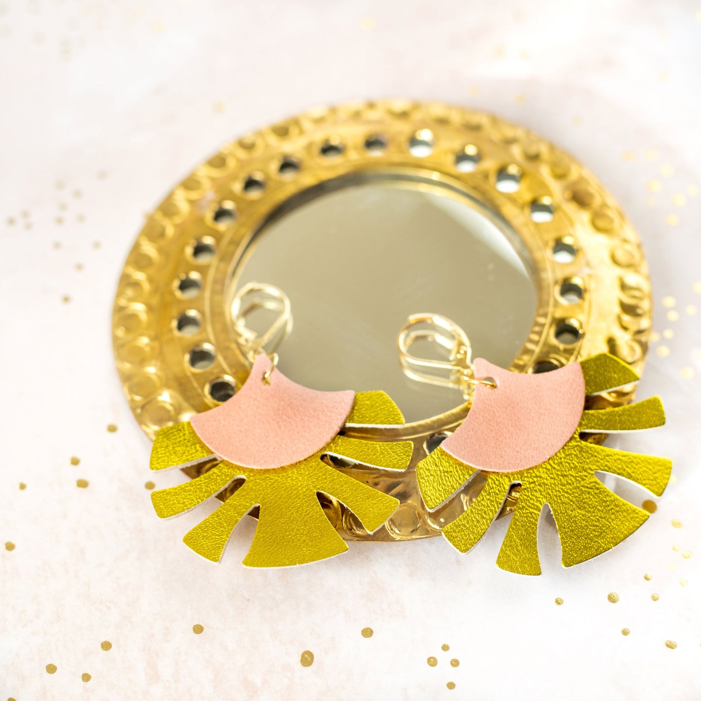 Boucles d'oreilles cuir rose et chartreuse Chenoha Studio élégantes sur miroir doré