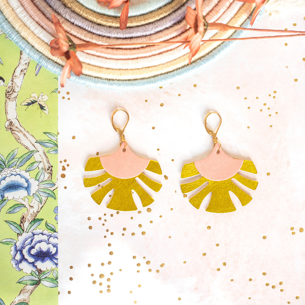 Boucles d'oreilles cuir rose et chartreuse en forme de palmes avec crochets dorés Chenoha Studio