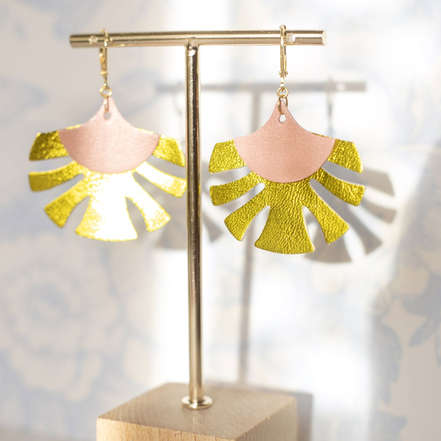 Boucles d'oreilles cuir rose et chartreuse élégantes et modernes de Chenoha Studio