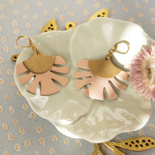 Boucles d'oreilles cuir bronze rose Chenoha Studio en forme de feuille avec fermoir doré