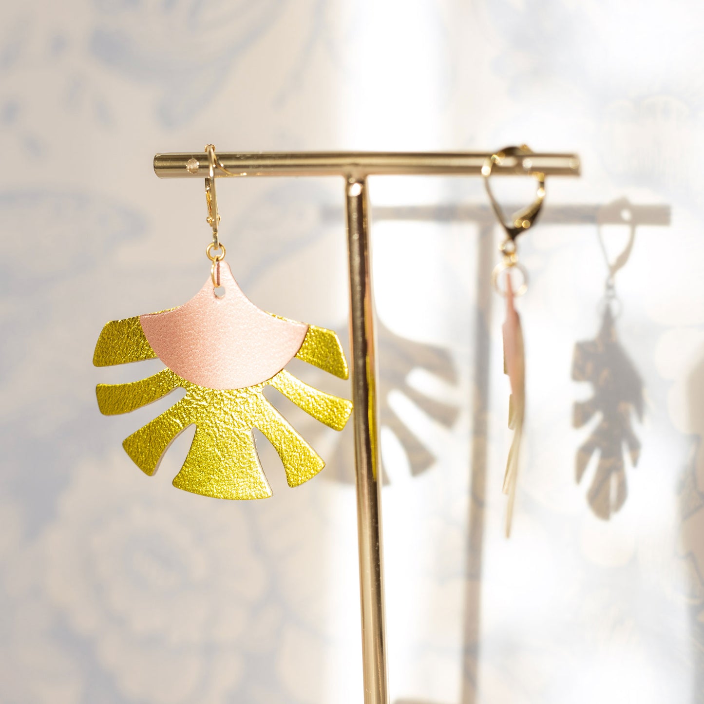 Boucles d'oreilles cuir rose et chartreuse pendantes avec design découpé signées Chenoha Studio