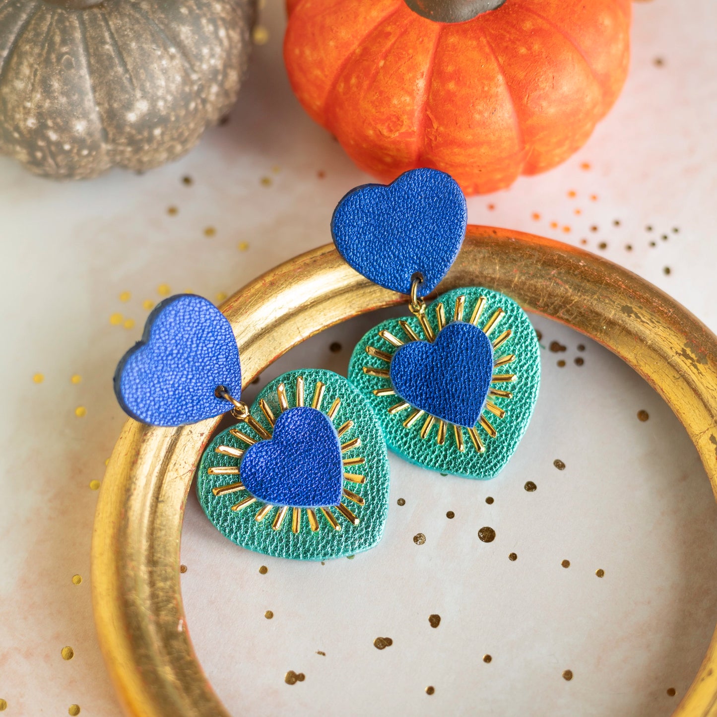 Boucles d'oreilles Coeurs Ex Voto cuirs métallisés bleu outremer et turquoise