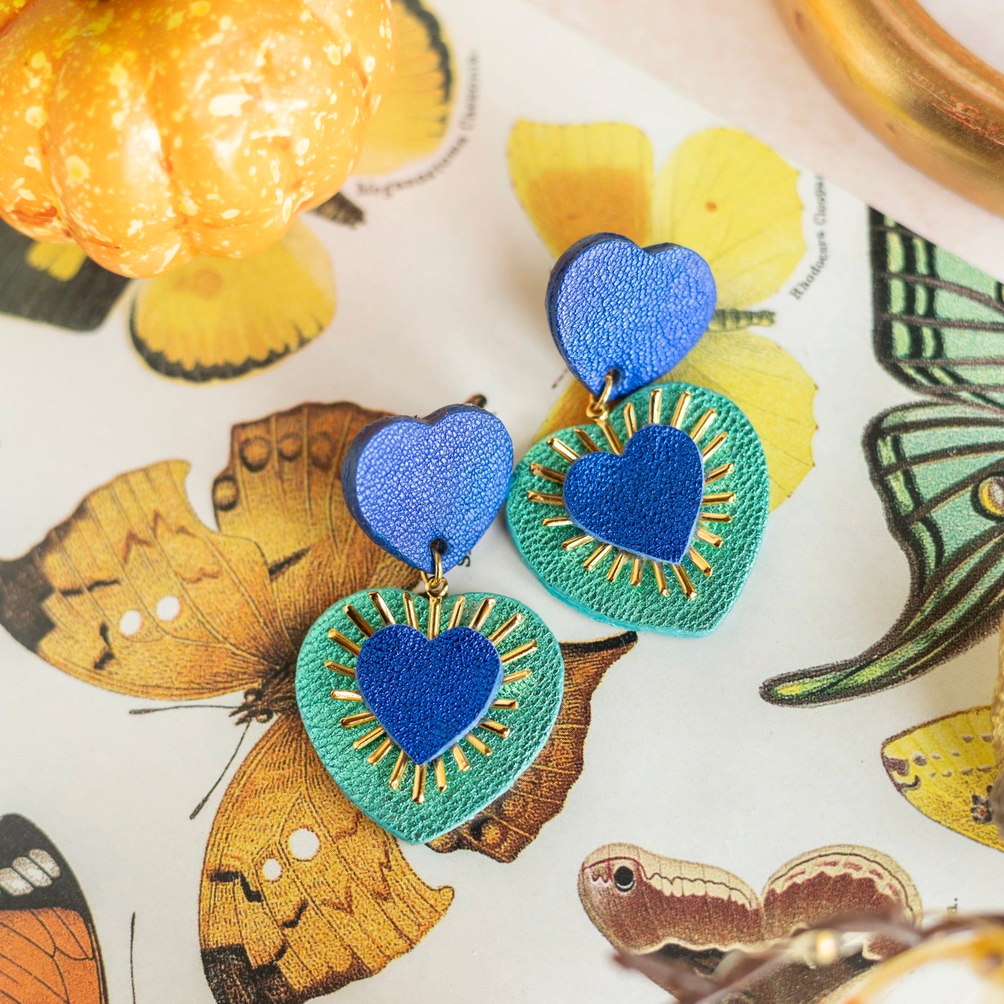 Boucles d'oreilles Coeurs Ex Voto cuirs métallisés bleu outremer et turquoise