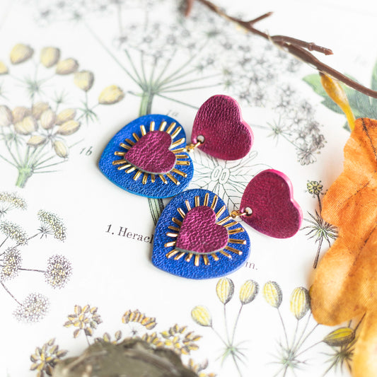 Boucles d'oreilles Coeurs Ex Voto cuirs métallisés framboise et bleu