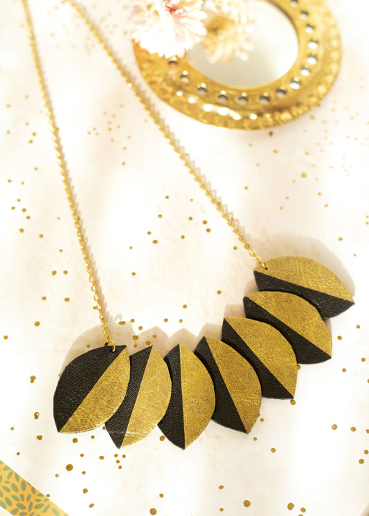 Collier plastron cuir recyclé Chenoha Studio en forme de feuilles bicolores dorées et noires