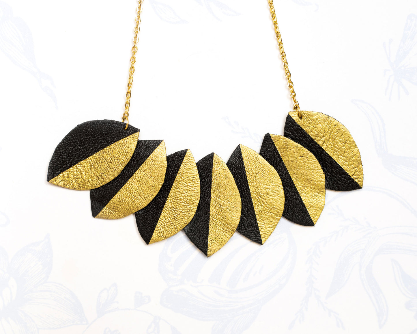 Collier plastron cuir recyclé noir et or avec chaîne dorée par Chenoha Studio