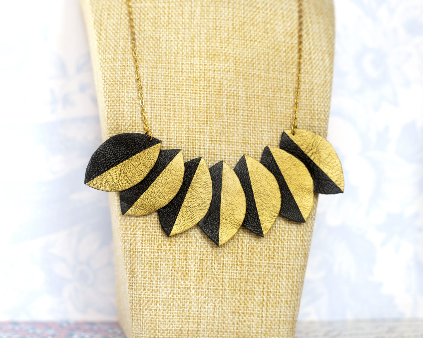 Collier plastron cuir recyclé noir et or de Chenoha Studio avec design moderne et chaîne fine