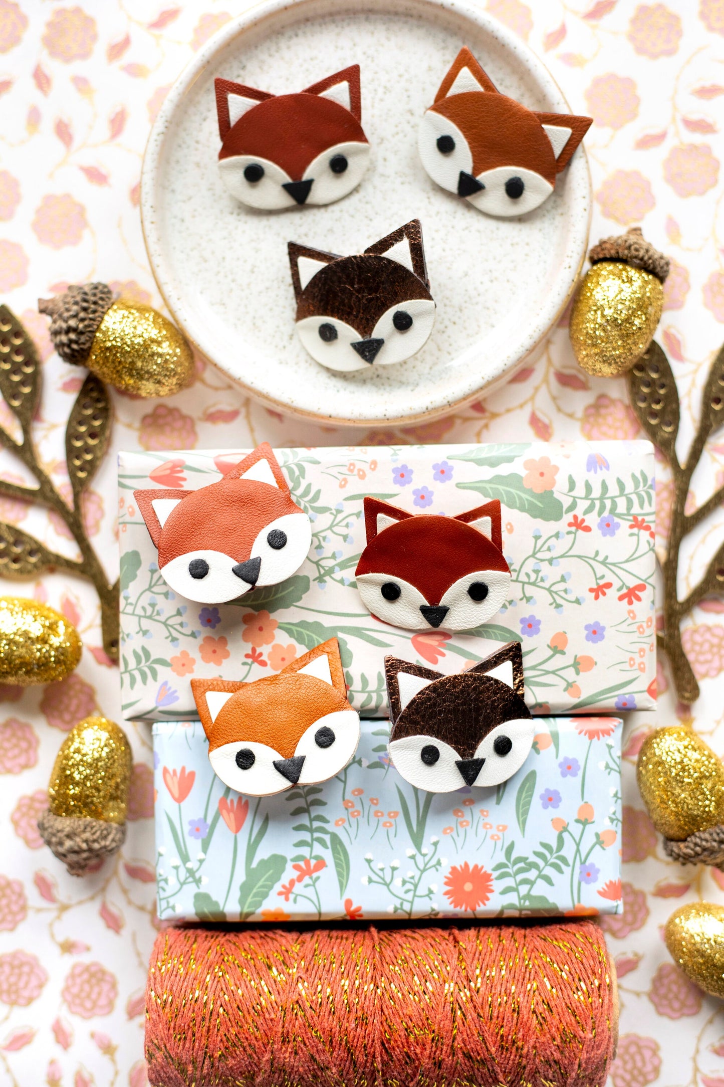 pin's tête de renard roux en cuir marron et blanc, fait à la main à partir de chutes de cuir recyclé
