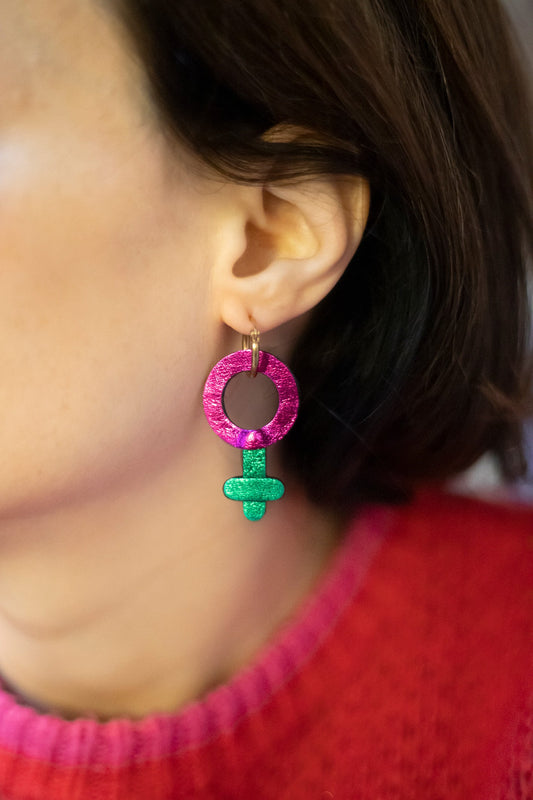 Boucles d'oreilles Symbole féminin rouge métallisé