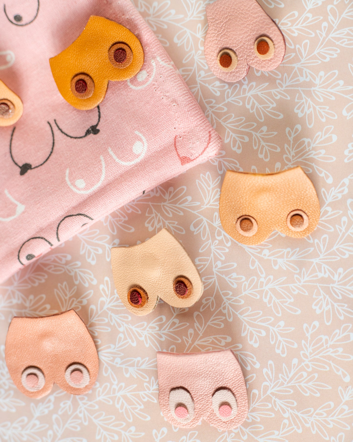 Pin's Nénés roses