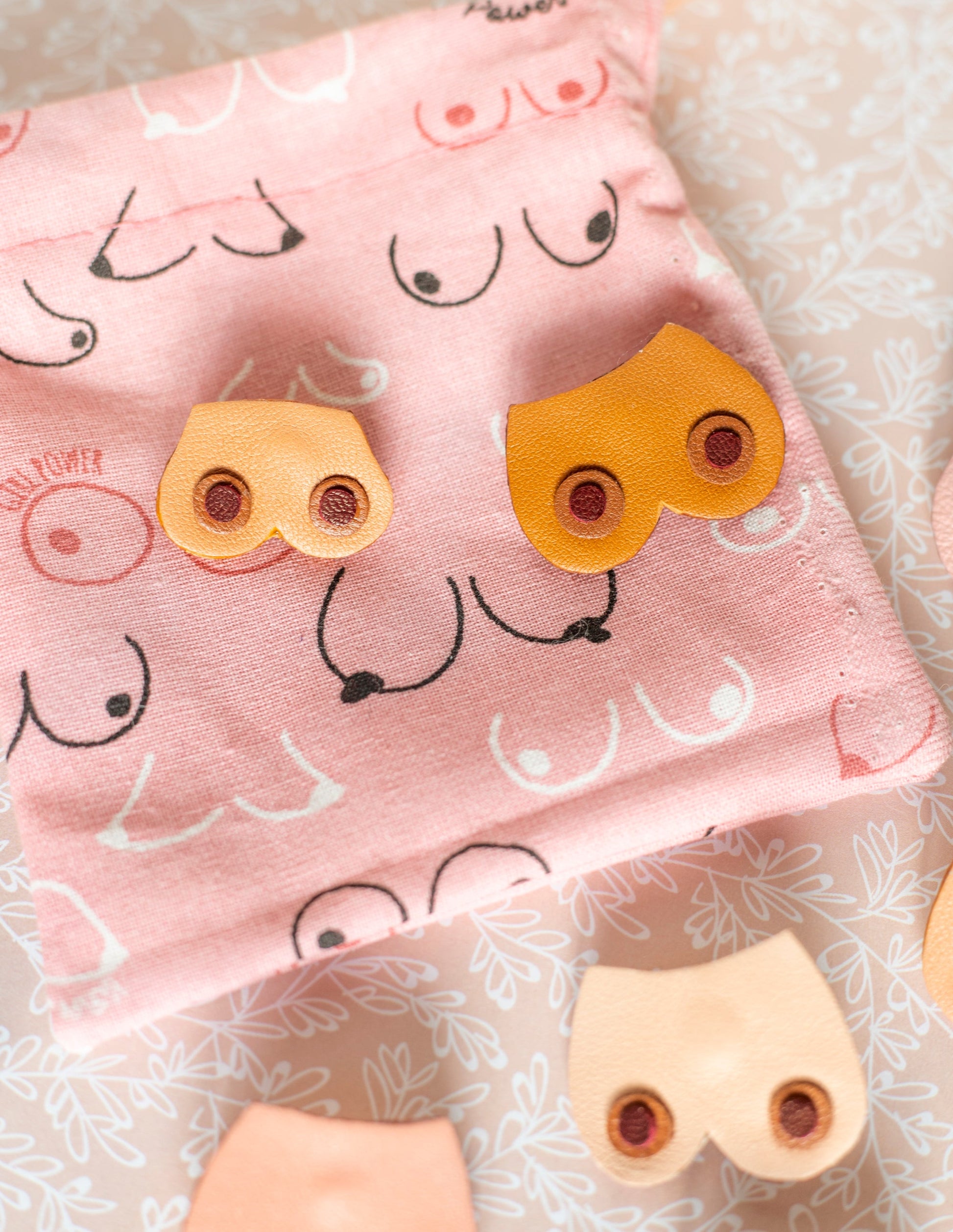 Pin's Nénés rose moyen