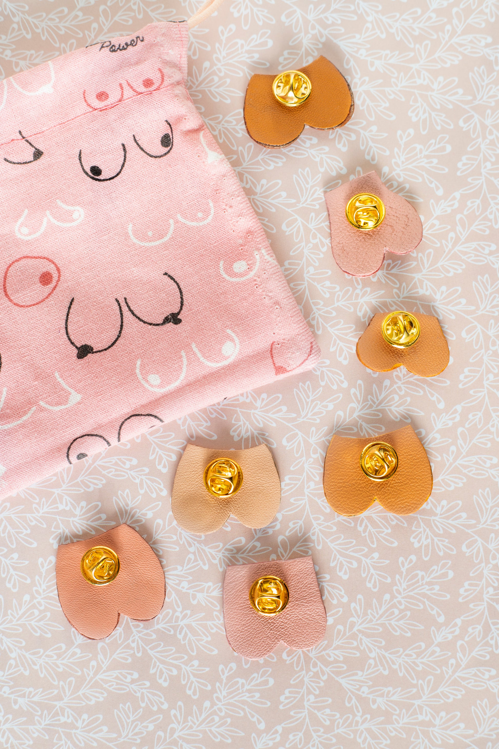 Pin's Nénés rose moyen