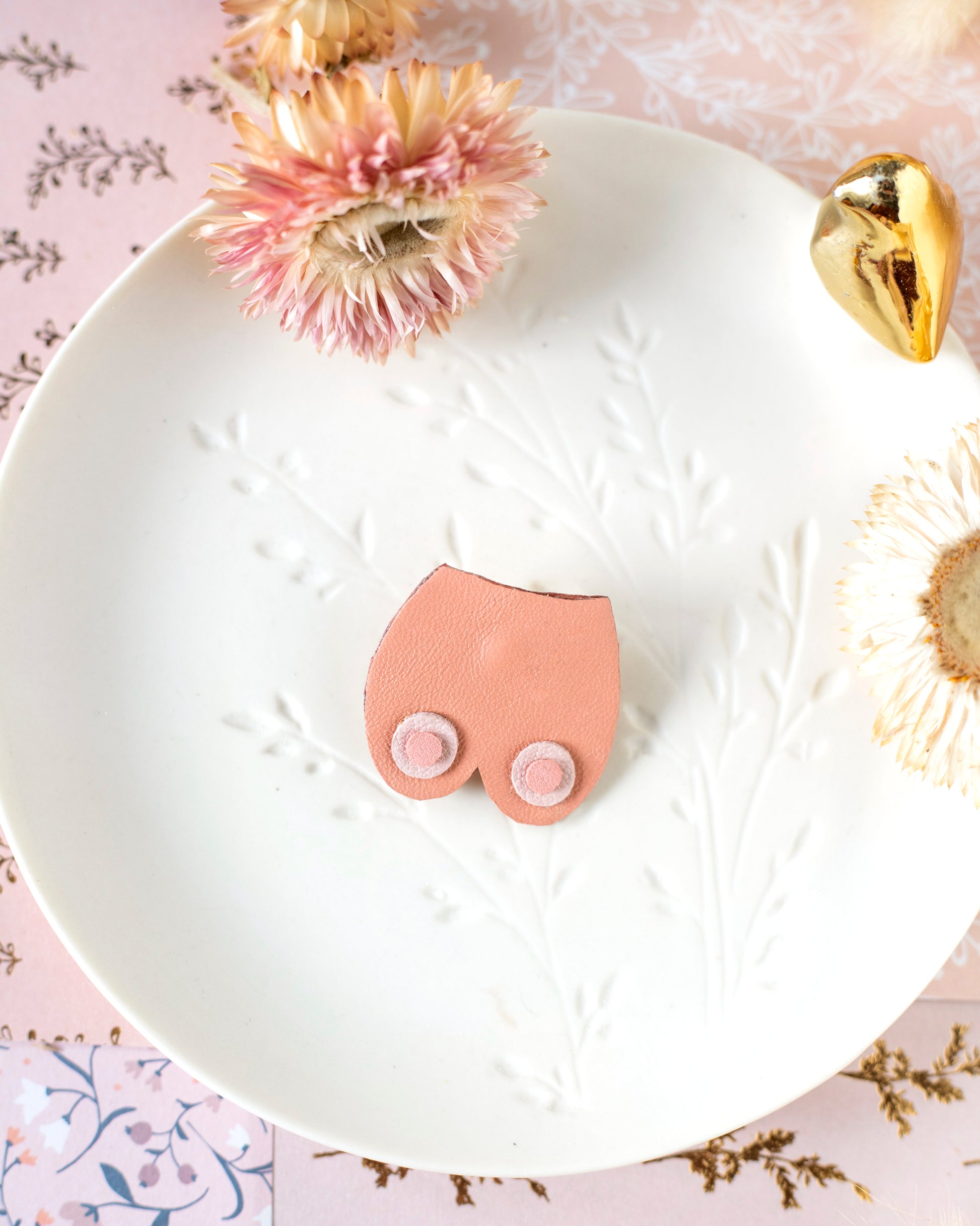 Pin's Nénés rose moyen