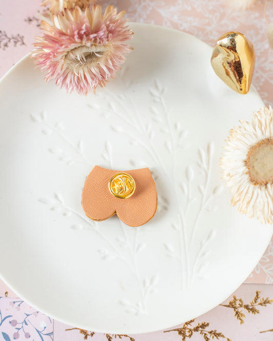 Pin's Nénés peau mate