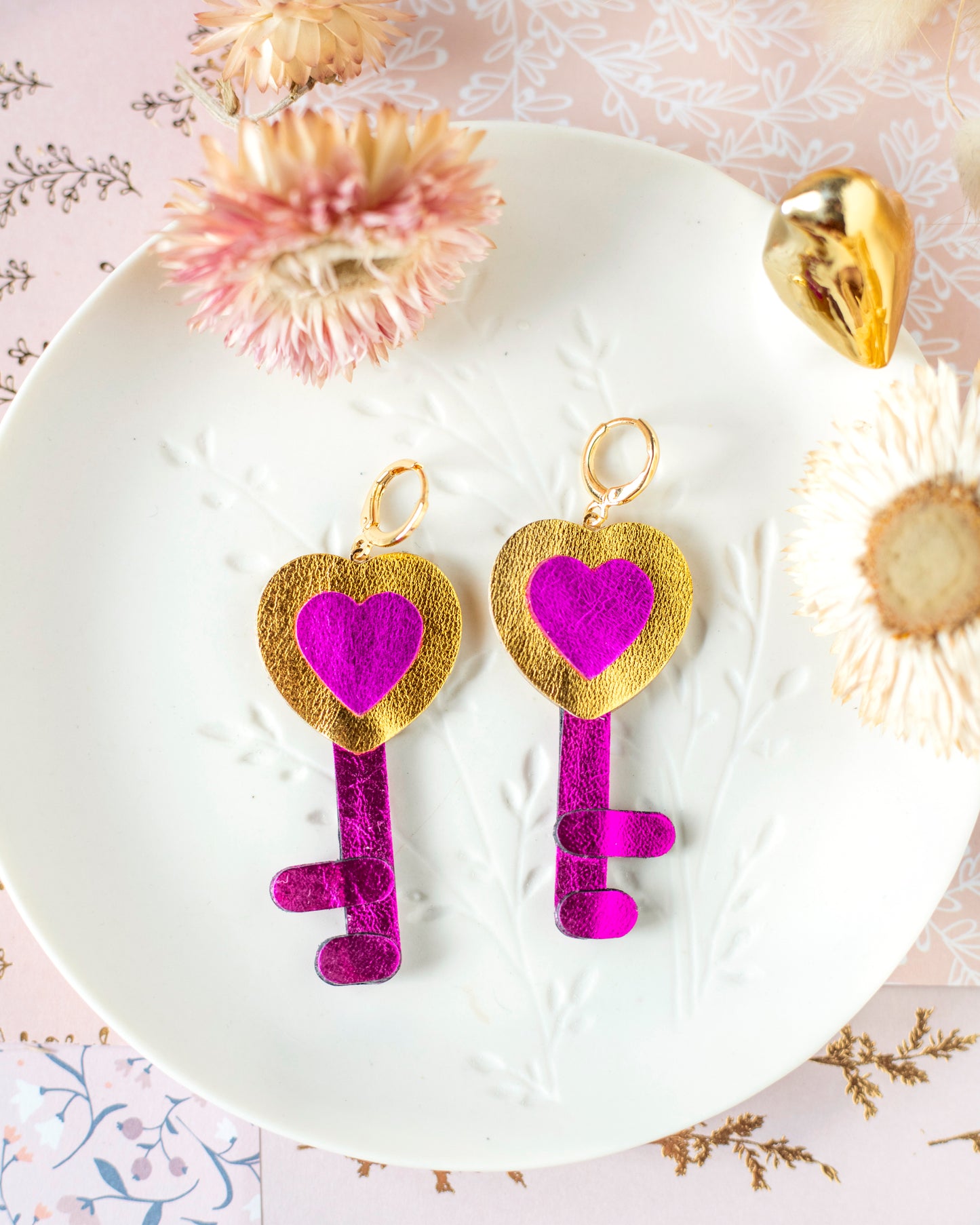 Boucles d'oreilles Clefs de l'Amour fuchsia et doré