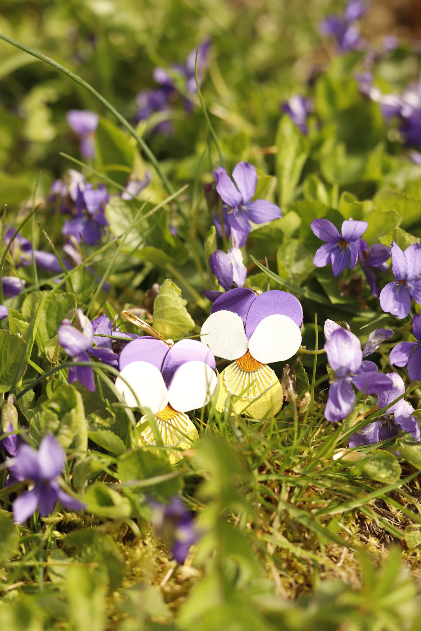 Boucles d’oreilles Pensées - violet blanc, jaune, orange métallisé