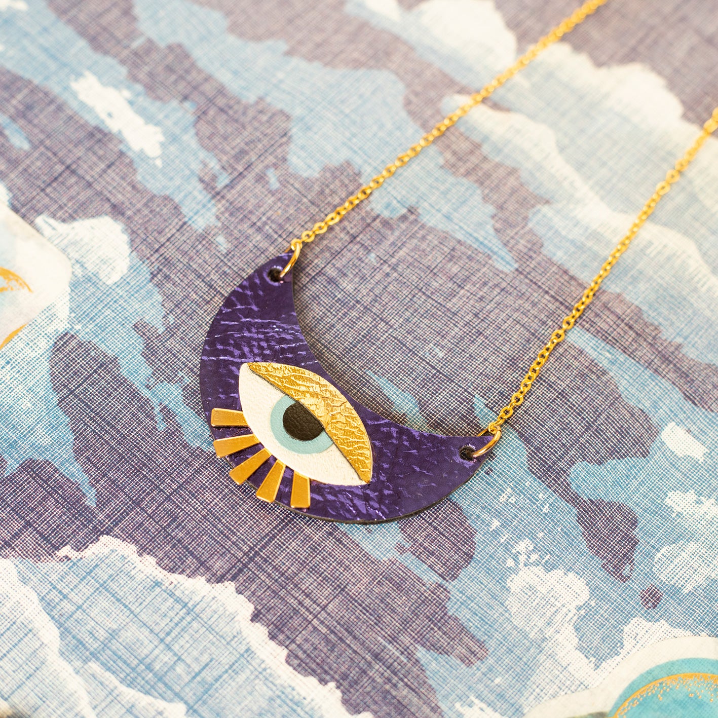 Collier La lune qui voit violet métal