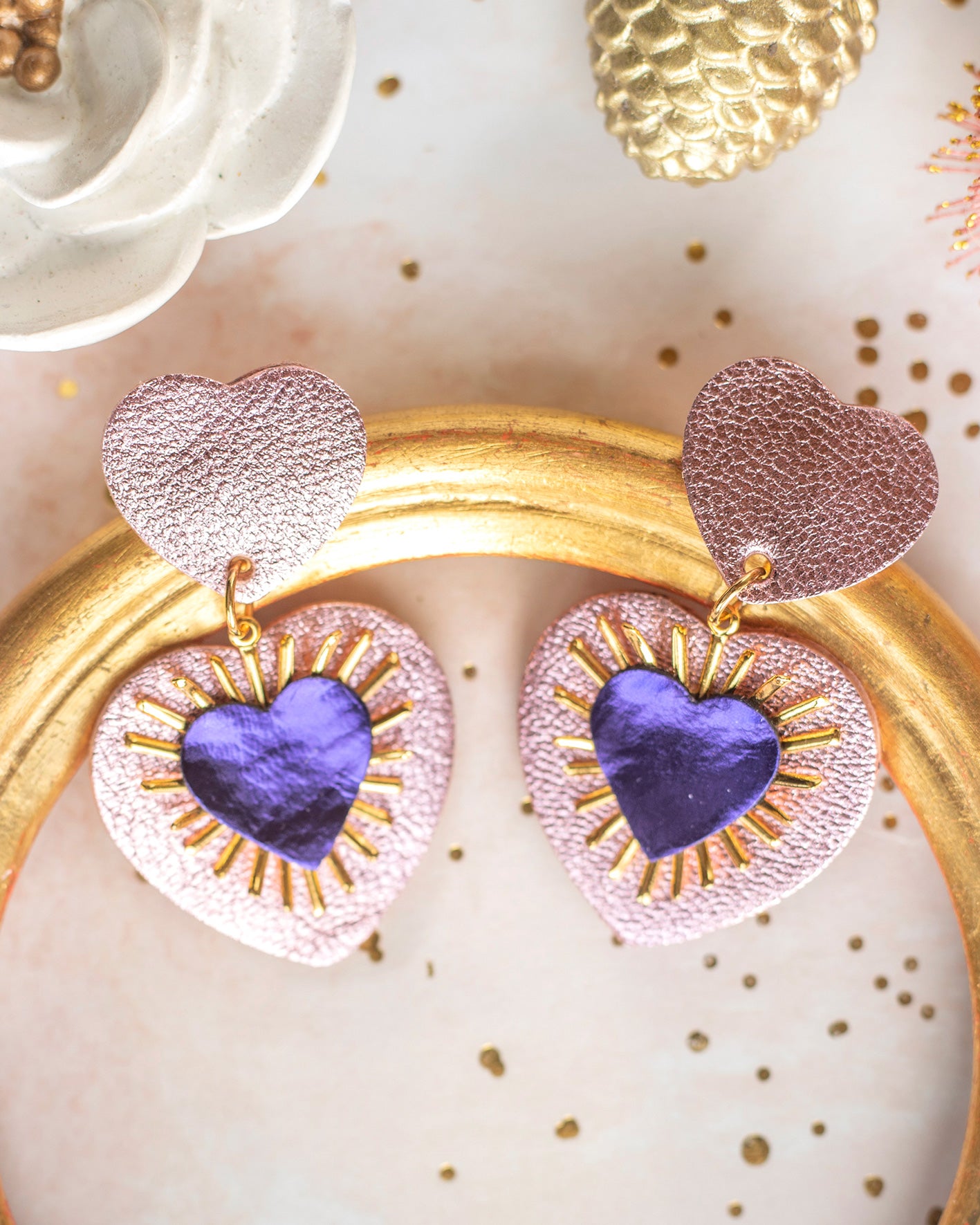 Boucles d'oreilles Sacré Coeur rose et violet métallisé