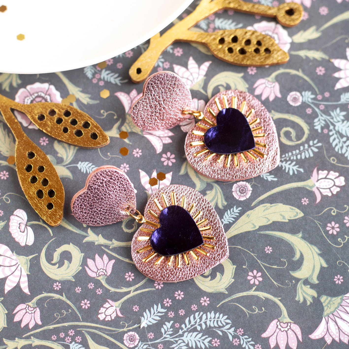 Boucles d'oreilles Sacré Coeur rose et violet métallisé