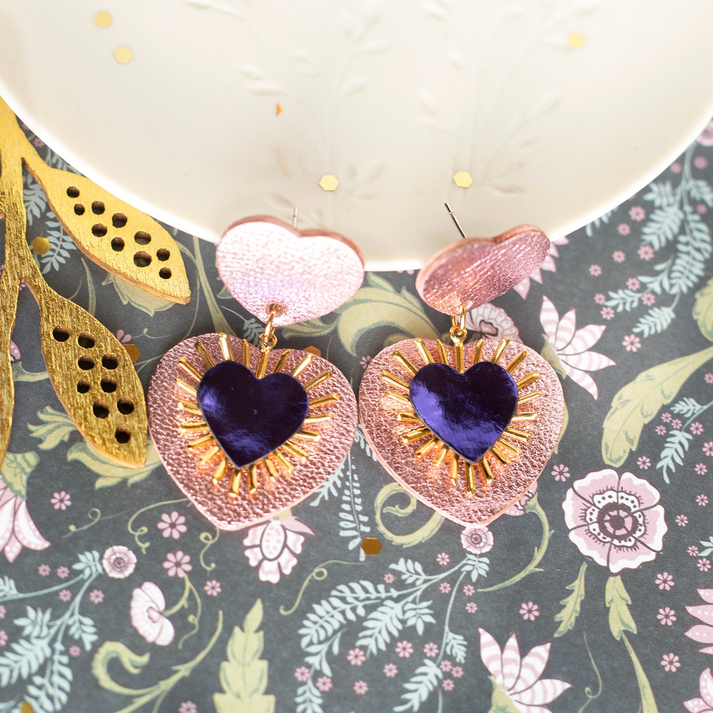 Boucles d'oreilles Sacré Coeur rose et violet métallisé