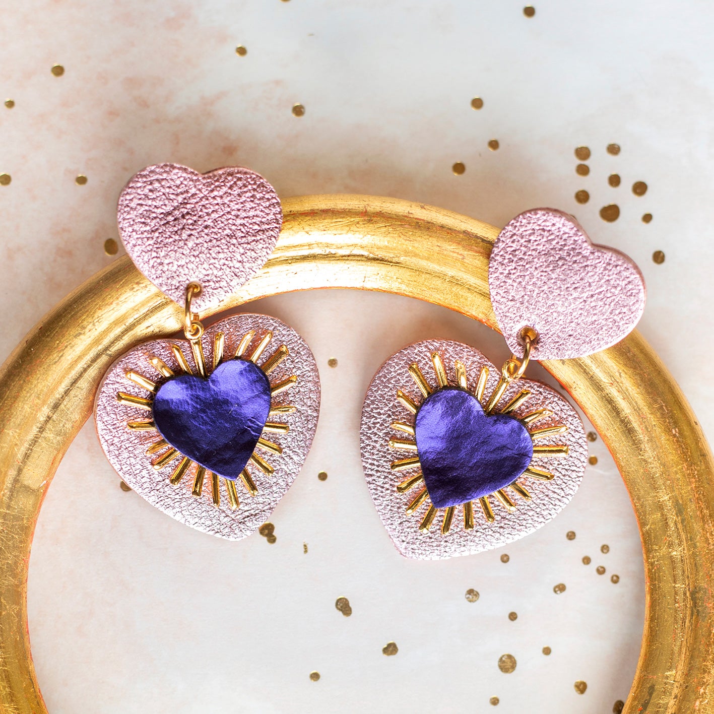 Boucles d'oreilles Sacré Coeur rose et violet métallisé