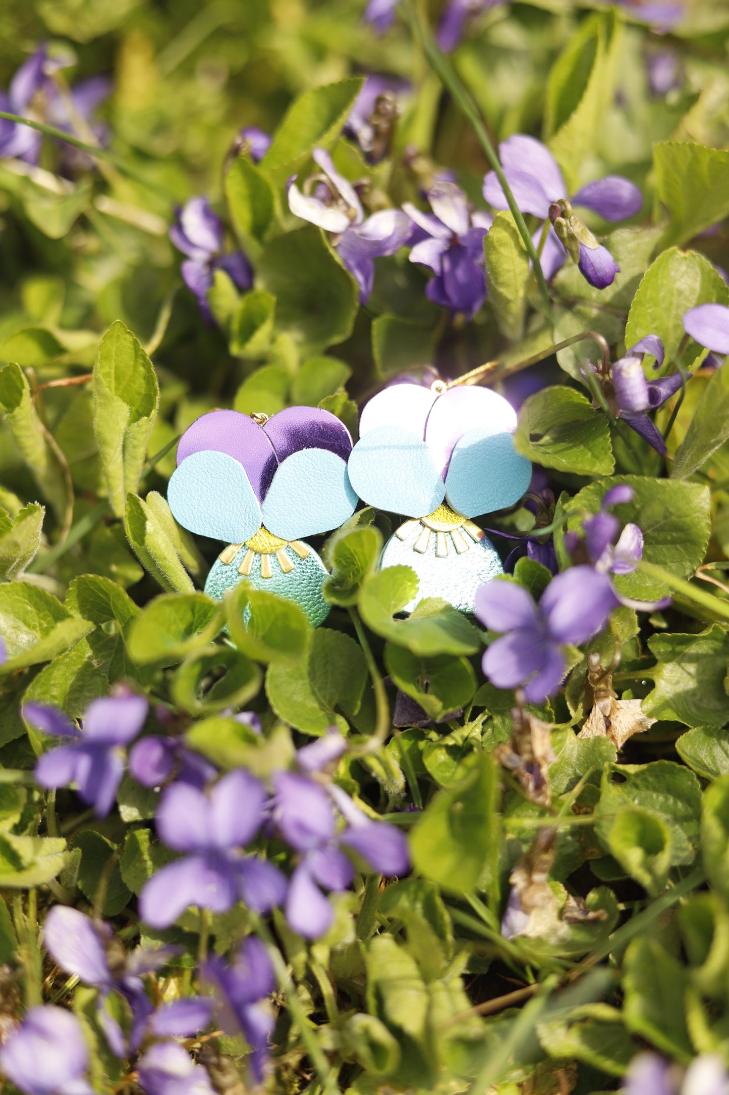 Boucles d’oreilles Pensées - bleu et violet métallisé